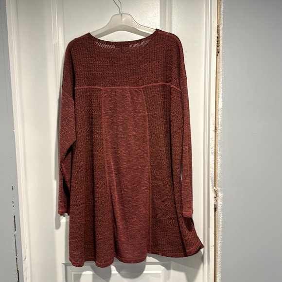 NWT- DG2, Colour block, Raglan Sleeve, Top. - Picture 13 of 14